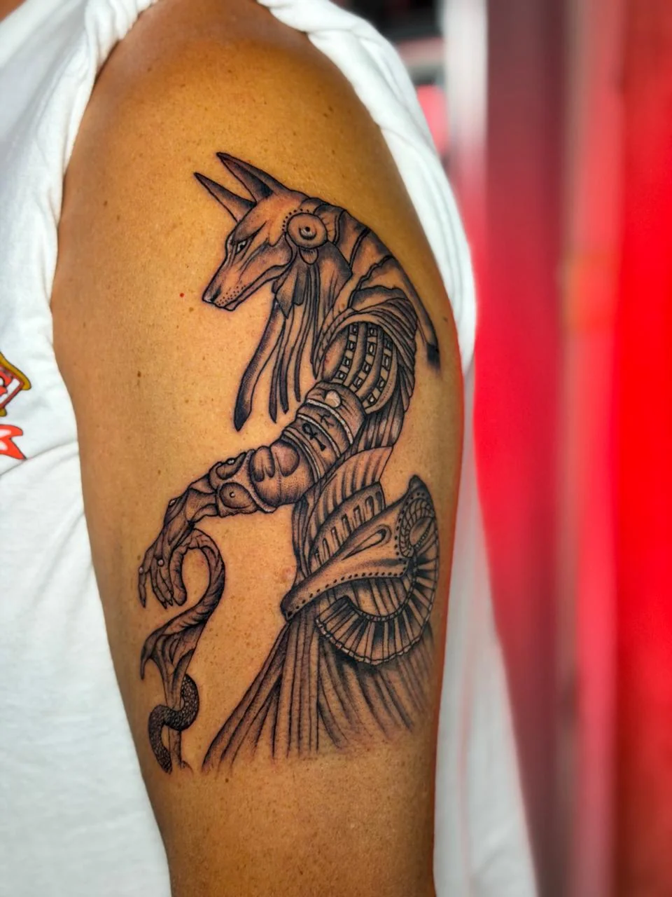 Anubis-Tattoo am Oberarm – Tattoo-Foto