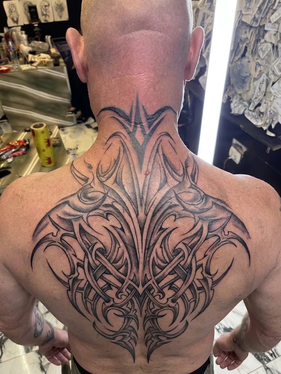 Großflächiges Tribal-Rückentattoo – Tattoo-Foto